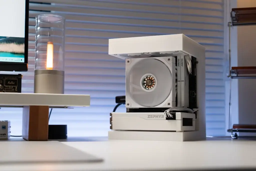 Seaview Case desktop setup by Ander featuring Seasonic FOCUS SPX750 and pure white ITX system