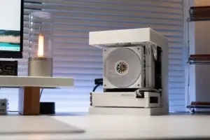 Seaview Case desktop setup by Ander featuring Seasonic FOCUS SPX750 and pure white ITX system