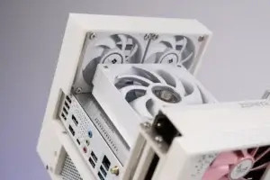 Top-mounted cooling fans and compact white chassis of Ander’s Seaview Case ITX mod