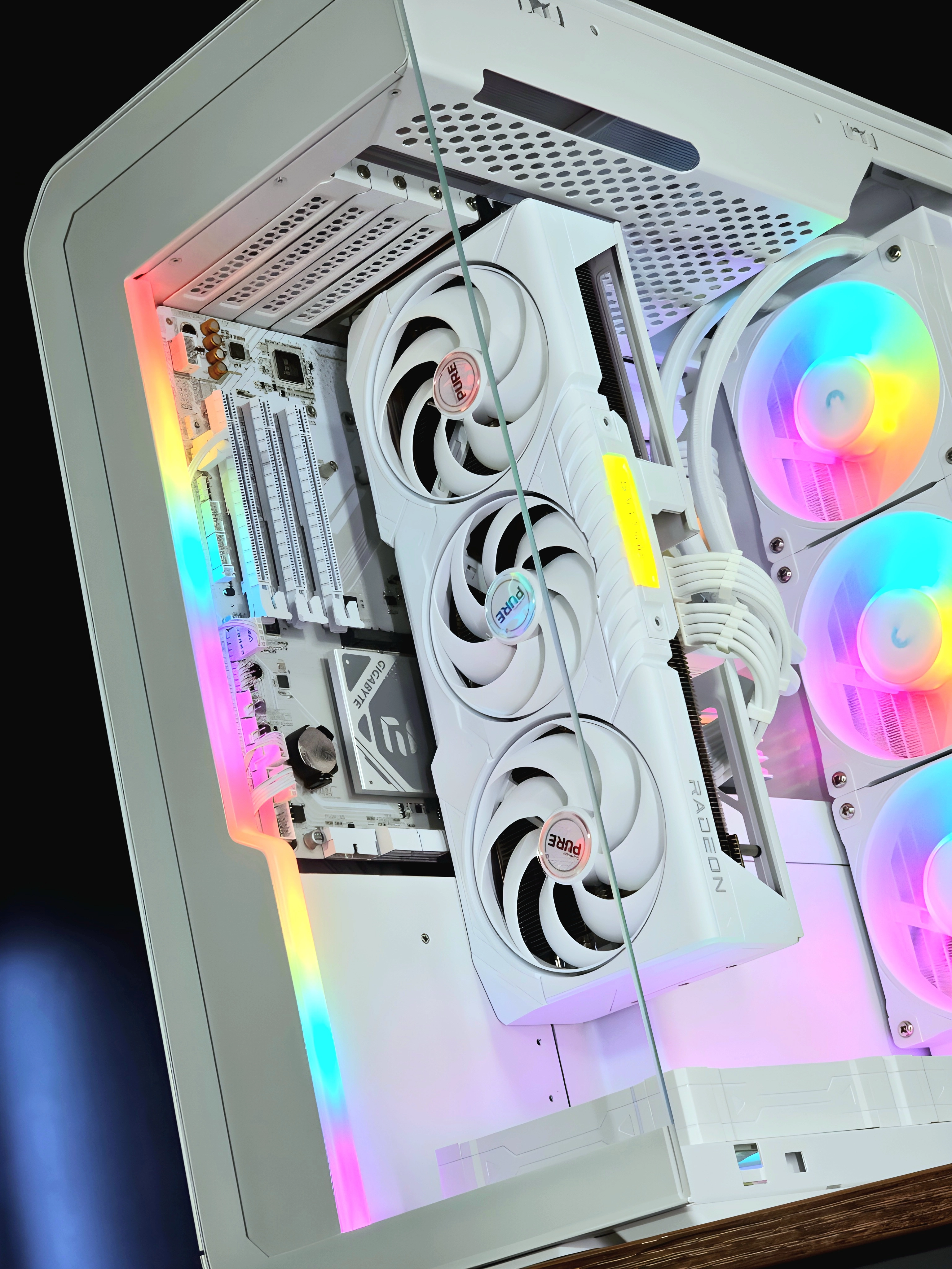 White custom PC build powered by Seasonic FOCUS GX-1000 White ATX 3.1 PSU with RGB lighting and clean cable management